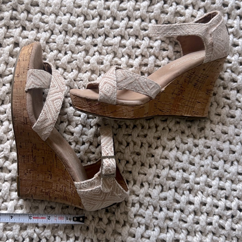 Toms Beige Woven Cork Wedge Sandals excellent condition